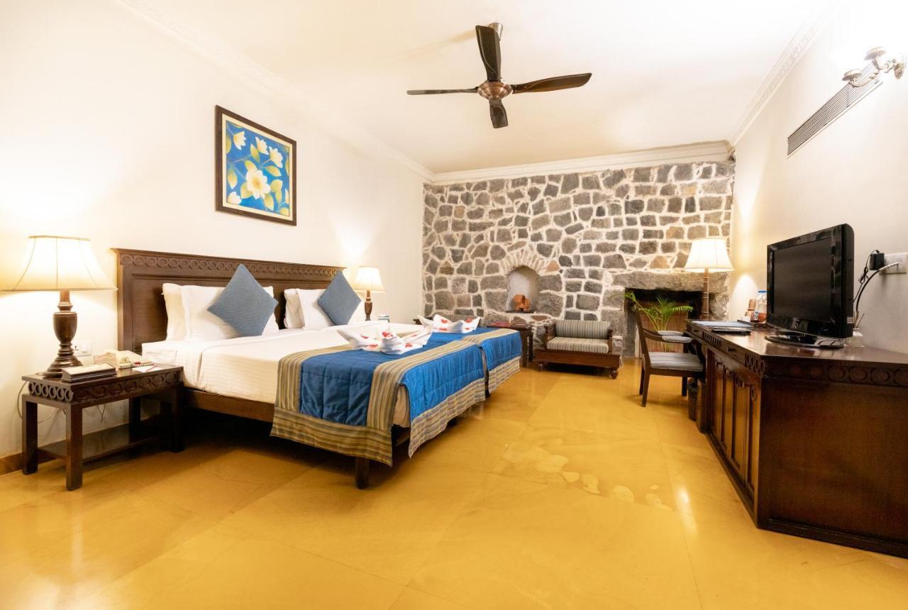 Fort Jadhavgadh -A Gadh Heritage Hotel Sasvad Exteriör bild